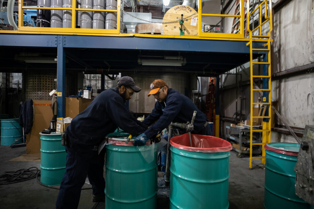 Filling and adding lids on drum containers